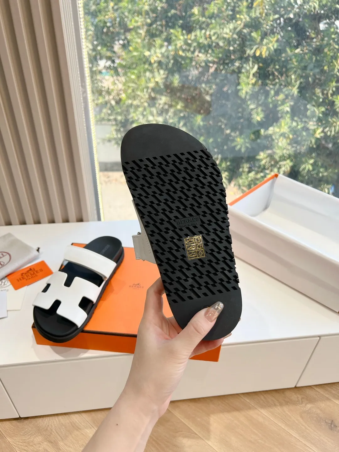 👟👟Ex-factory price 440👟👟 (Top version) H family 2024 spring and summer new style HERMES Hermes' recently popular couple's shoes, pig nose angle sandals and slippers, paired with various colorful socks, very trendy. Upper lining: imported original leather. Outsole: non-slip and wear-resistant outsole. Size: female 35-42 (40/42 non-returnable and non-exchangeable) Men’s size: 39-45 (45 is non-refundable and non-exchangeable)
